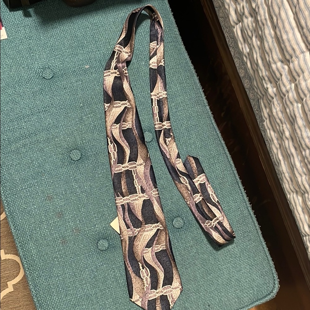 Elegant Patterned Tie in Black and Gray